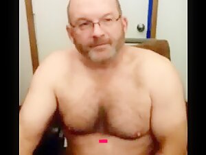 Un papa ours se fait plaisir - solo masturbation d'un beau mec amateur